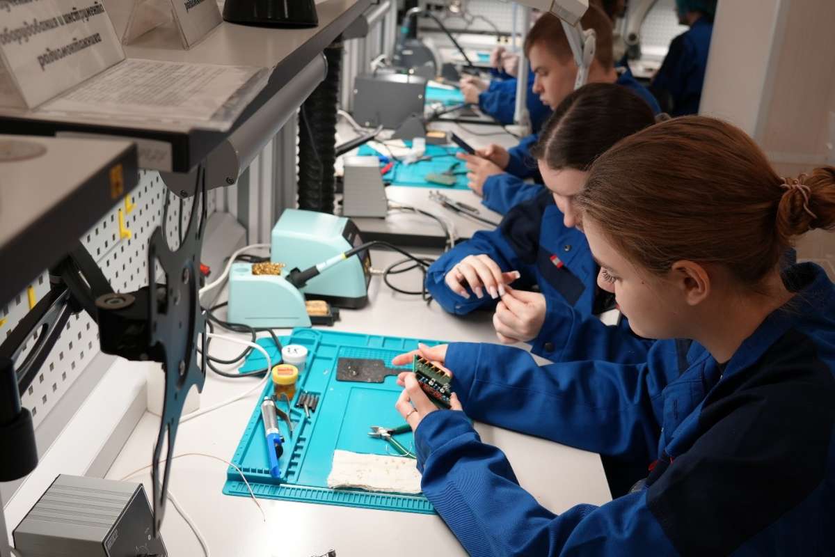 СПбПУ и Обуховский завод запустили новую программу: студенты-робототехники получат рабочую профессию вместе с высшим образованием