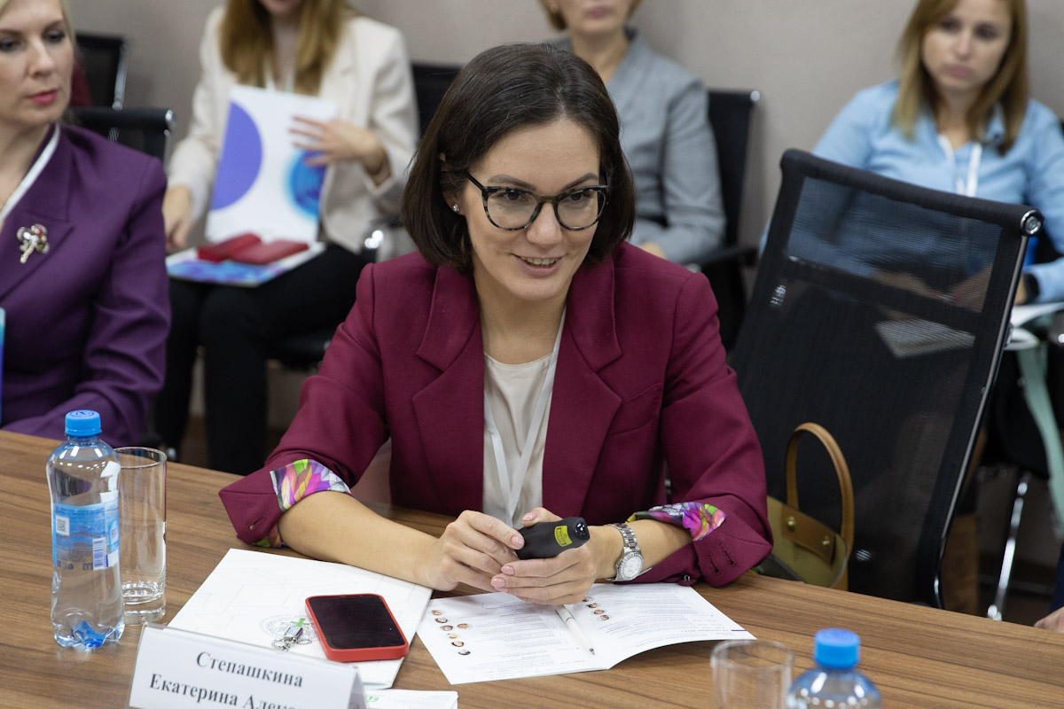 На практическом значении применения результатов диагностики акцентировала внимание начальник отдела методологии Департамента методологии и оценки АНО «Россия — страна возможностей» Екатерина Степашкина 