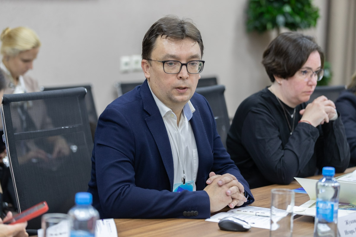 Модератор круглого стола — руководитель направления по реализации проекта «Центры компетенций» АНО «Россия — страна возможностей» Игорь Жуковский 